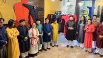 Trưng bày áo dài truyền thống trong lòng phố cổ Hà Nội
