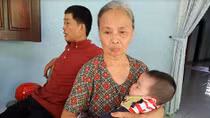 Bé trai 10 tháng tuổi kháu khỉnh bị bỏ rơi trong lô cao su