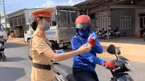 Phát miễn phí khăn lạnh và khẩu trang cho người tham gia giao thông
