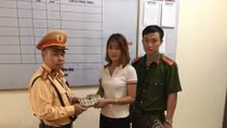 CSGT trả lại ví tiền cho cô gái đánh rơi 
