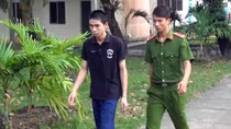 3 thanh niên bị đâm do đánh dằn mặt người chiếu đèn xe vào mặt