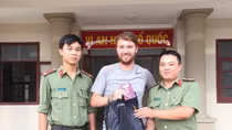 Công an Phủ Lý trao trả tài sản cho người nước ngoài đánh rơi
