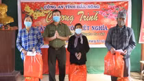 Tặng quà Tết cho người có uy tín và gia đình chính sách ở xã biên giới