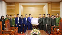 Công ty cổ phần sản xuất và thương mại Lạng Sơn tặng Công an tỉnh 50.000 khẩu trang y tế