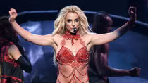 Diễn quá sung, Britney lại lỡ “lộ”
