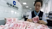 Muốn vay tiền phải cho xem... phòng tắm