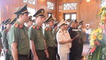 Viện Lịch Sử Công an nhân dân dâng hương tại Khu di tích Kim Liên