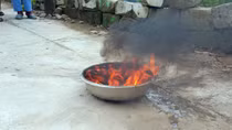 Hãi hùng nước giếng bốc cháy ngùn ngụt khi châm lửa