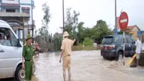 CSGT làm cọc tiêu sống đưa dân qua vùng lũ
