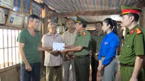 Báo CAND và Cty Duy Lợi hỗ trợ gia đình đồng chí Quàng Văn Xôm