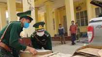 Ngụy trang khẩu trang, nước rửa tay trong thùng hàng để “tuồn” qua biên giới