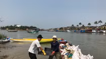 Du khách chèo thuyền ở Hội An vớt hơn 1 tấn rác trên sông