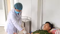 Chiến sĩ Công an kịp thời hiến máu cứu thiếu phụ