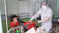 Tặng quà các cháu bé là bệnh nhân COVID-19 nhân Ngày Quốc tế thiếu nhi 1/6