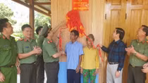 Bàn giao nhà tình nghĩa cho hai hộ gia đình tại huyện Nam Trà My