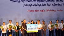Quỹ sữa Vươn cao Việt Nam và Vinamilk trao tặng 44.709 ly sữa cho trẻ em tỉnh Hưng Yên