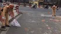 CSGT thu dọn đống đất gây ùn tắc cầu Chương Dương 