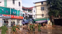 Nhiều chiến sĩ Công an bỏ nhà trong lũ cùng đồng đội cứu dân