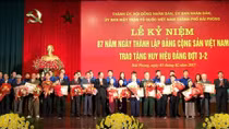 Trao Huy hiệu 70 năm tuổi Đảng tặng 40 đảng viên lão thành