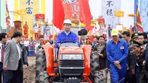 Chủ tịch nước lái máy cày trong lễ Tịch điền