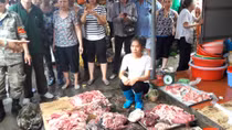 Đã làm rõ thủ phạm hất dầu luyn lên bàn thịt lợn giá rẻ của người phụ nữ
