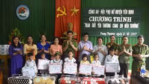 Công an huyện Yên Định trao quà cho các gia đình chính sách