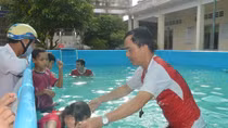 Thầy giáo miệt vườn “phủ sóng” hồ bơi cho học sinh