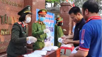 Công an huyện Nam Sách phát khẩu trang miễn phí cho người dân