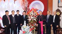 Thứ trưởng Bùi Văn Nam thăm và chúc mừng các chức sắc Tòa giám mục Thanh Hóa