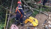 Cứu hộ nam thanh niên rơi xuống hang sâu, bất ngờ phát hiện xác một phụ nữ