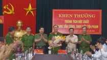 Khen thưởng tập thể lập thành tích trong truy bắt đối tượng giết người