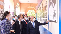 Chủ tịch nước Nguyễn Xuân Phúc dâng hương tưởng nhớ Chủ tịch Hồ Chí Minh