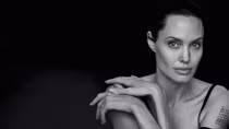 Angelina Jolie rắc rối với “trò chơi tiền mặt”