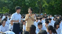Báo động tình trạng nguy hiểm khi học sinh đi xe máy 50cc