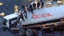 Container tông vào lan can cầu, rơi xuống sông, một người chết