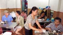 Ấm lòng người nghèo nơi quán cơm "Kết nối yêu thương"