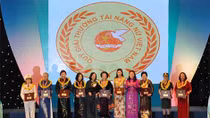 Hội Phụ nữ Bộ Công an được tặng Giải thưởng Phụ nữ Việt Nam 2016