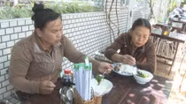 Tấm lòng của chủ quán cơm 2.000 đồng với người nghèo