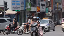Người Hà Nội khốn khổ vì nắng nóng