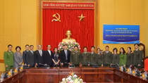 Tập đoàn Quốc tế Pou Chen Đài Loan trao quà tặng con em CBCS Công an