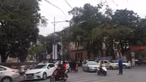 Chặt chém ở bãi gửi xe "vỉa hè" Văn Miếu
