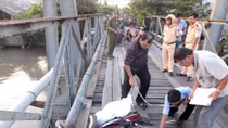 Người đàn ông ngã xe trên cầu, rơi xuống sông mất tích