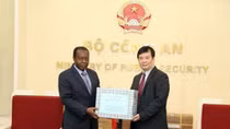 Bộ Công an Việt Nam trao trang thiết bị y tế tặng Bộ Nội vụ Angola