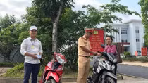 Trao trả xe bị mất trộm cho người dân