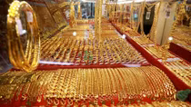 Vàng phá mốc 62 triệu đồng/lượng
