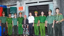 Trao nhà Đại đoàn kết cho người dân có hoàn cảnh khó khăn