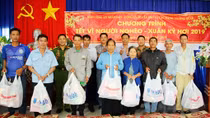 Tặng quà Tết cho đồng bào dân tộc thiểu số có hoàn cảnh khó khăn