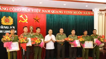 Khen thưởng Ban chuyên án triệt phá đường dây buôn bán hàng trăm bánh heroin 
