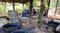 Bắt quả tang 1 cơ sở làm sạch lông vịt bằng nhựa thông 