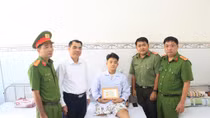 Chiến sĩ CSCĐ dũng cảm nhận danh hiệu Thanh niên tiên tiến làm theo lời Bác